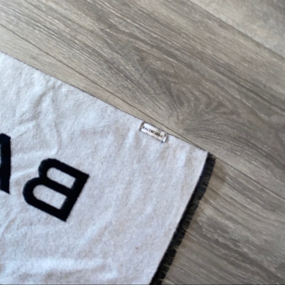 Balenciaga Logo Wool Scarf - Picture 4 of 10
